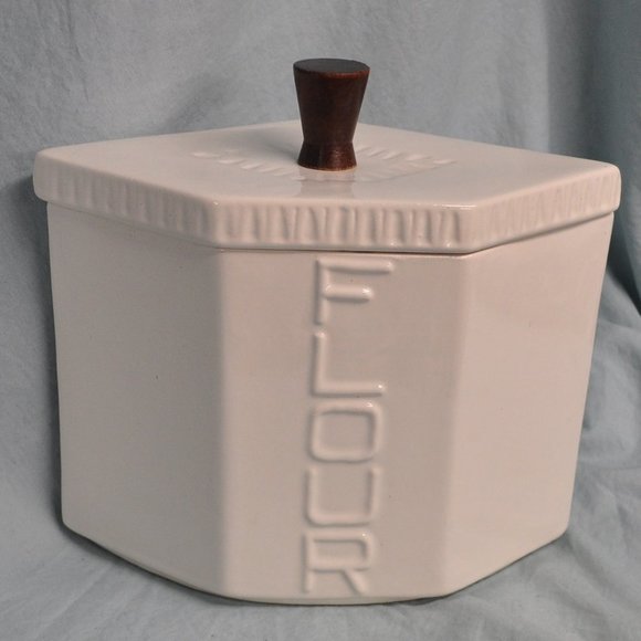 64 oz vintage MCM Deco? white ceramic flour canister with lid wood handle (117w)
